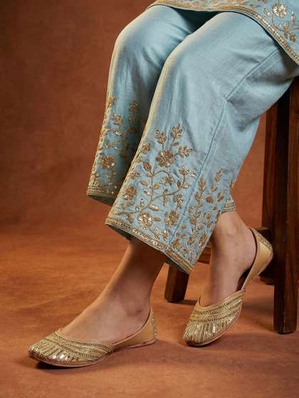 House of Pataudi
                        Women Ethnic Embellished Mojaris Flats