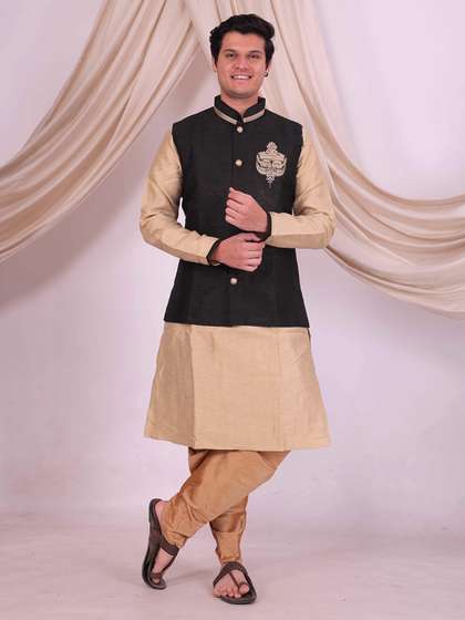 Desibutik Men
                        Embroidered Mandarin Collar Sherwani Kurta with
                        Dhoti
