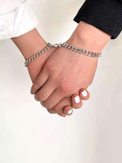 Vembley Women 2
                        Silver-Plated Link Bracelet