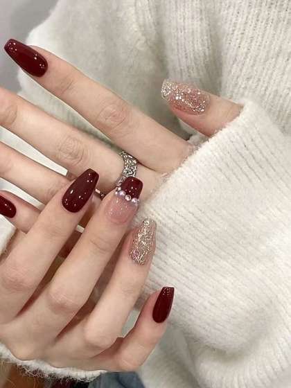 TheVineGirl Set of
                        24 Artificial Reusable Press On Nails - Golden
                        & Maroon With Pearl