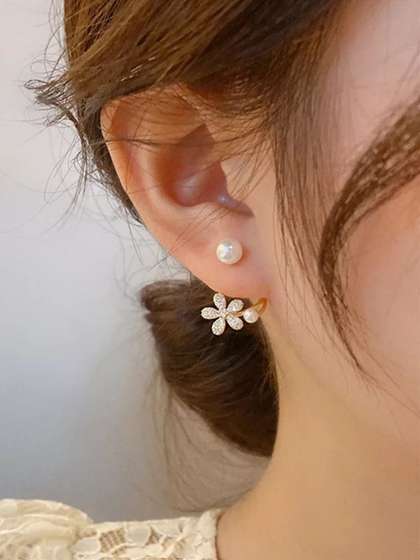 TheVineGirl Floral
                        Studs Earrings