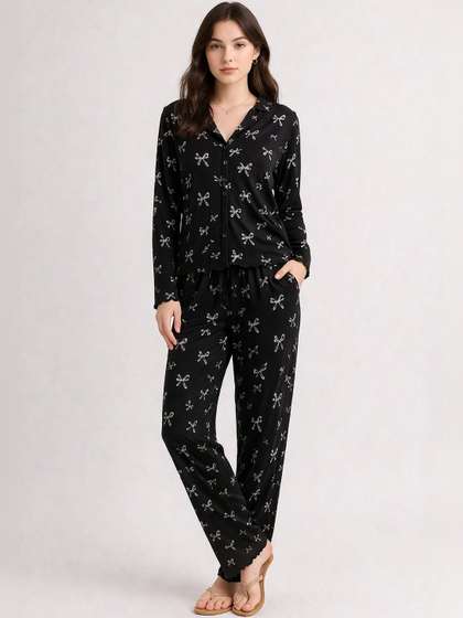 DressBerry
                      Conversational Printed lapel Collar Night suit