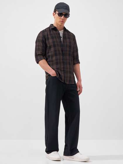 HIGHLANDER Men Slim
                        Fit Checked Spread Collar Casual Shirt