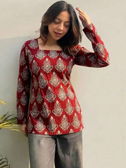 GoSriKi Ethnic
                          Motifs Printed Square Neck Kurti