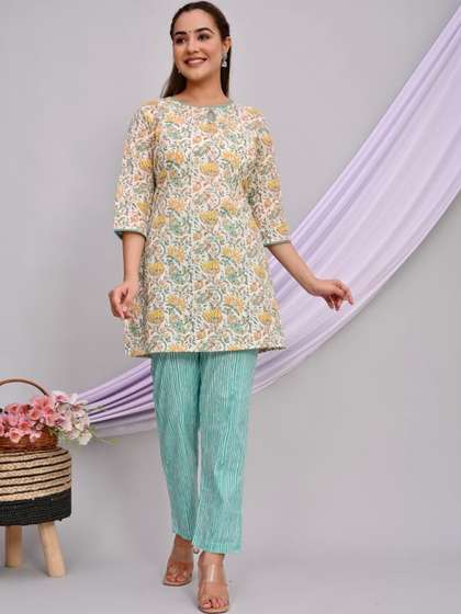 DESI HULIA Women
                        Floral Printed Regular Pure Cotton Kurta with
                        Trousers