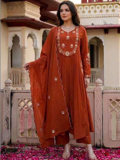 SHINISHA Women
                        Ethnic Motifs Embroidered Regular Thread Work
                        Chanderi Silk Kurta with Trousers & With
                        Dupatta