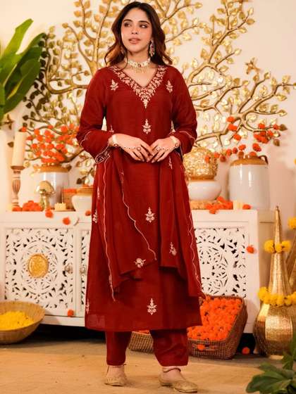 Brand Hill Women
                        Floral Embroidered Regular Thread Work Chanderi
                        Silk Kurta with Trousers & With Dupatta