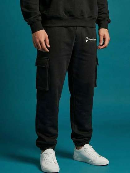 PAKKALOOK Men
                          Relaxed Fit Brand Logo Training Joggers