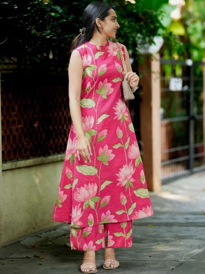 SAANVRA Women Floral
                        Printed Regular Kurta with Palazzos