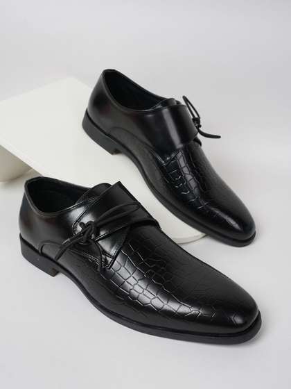 INVICTUS Men
                        Textured PU Round Toe Formal Derbys