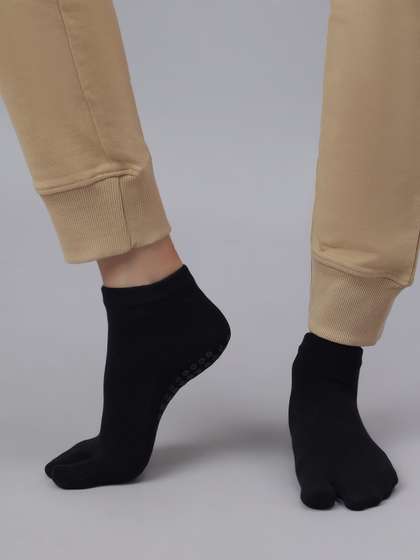 Mint & Oak Unisex
                    Printed Anti-Slip Ankle Length Two-Toe Grip Socks