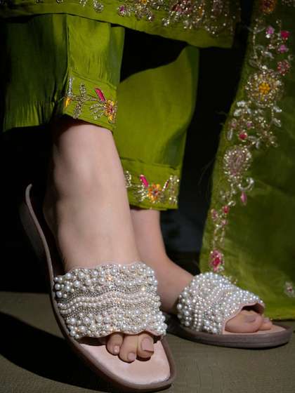 HVNLY BY SHOETOPIA
                      Women Embellished Party Open Toe Flats