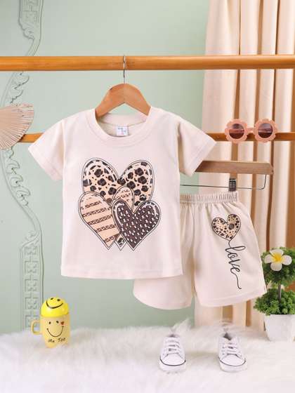 NUTTY BUTTY Girls
                          Printed T-shirt with Shorts