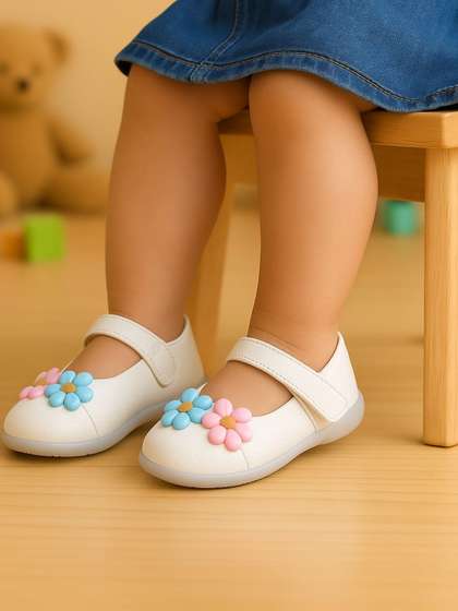 Footpedia Girls
                          Embellished Party Flats