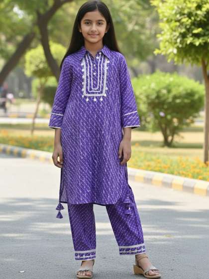 misbis Girls Ethnic
                      Motifs Printed Regular Thread Work Pure Silk Kurta
                      with Trousers