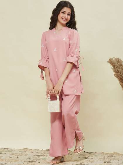 Vetrokart Girls Floral
                      Embroidered Regular Thread Work Kurta with
                      Trousers