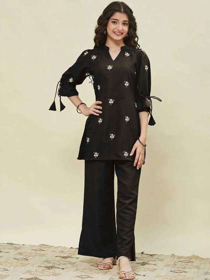 Vetrokart Girls Floral
                    Embroidered Regular Thread Work Kurti with Trousers