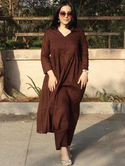 Veshviti Women
                        Tiered Kurta with Trousers