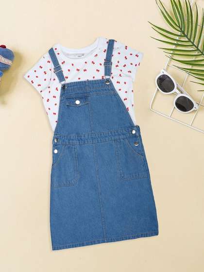Pantaloons Junior Girls
                    Printed Dungaree With T-Shirt