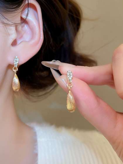 Lara Karen
                          Teardrop Shaped Drop Earrings