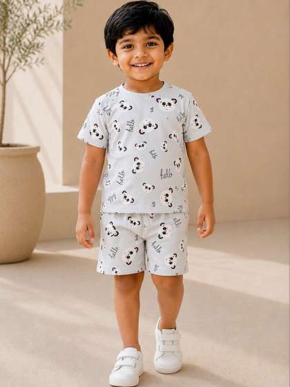 LITTLE APPLE Unisex Kids
                    Printed T-shirt with Shorts