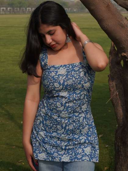 Vastraaya Printed
                        Square Neck Pure Cotton Kurti