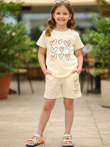 V-Mart Girls Printed
                    T-shirt with Shorts