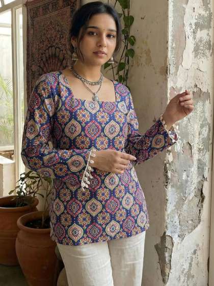 THE FASHION HUB
                        Ethnic Motifs Printed Square Neck Kurti