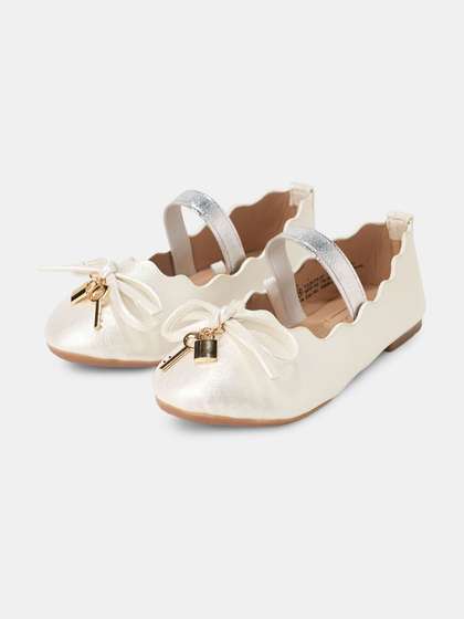 Pantaloons Junior
                        Girls Embellished Party Fashion with Bows Flats