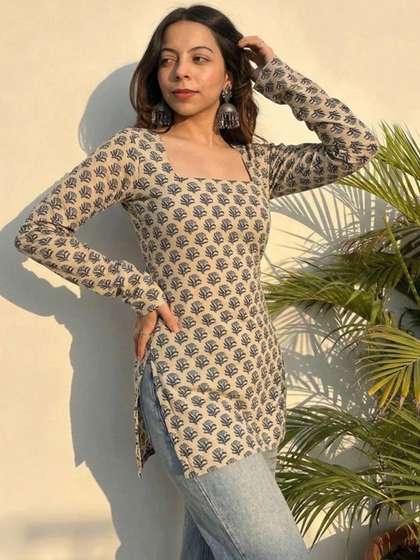Aaghnya Ethnic
                        Motifs Printed Square Neck Kurti