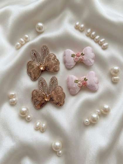 Radhya Accessories Girls
                    Set of 4 Alligator Hair Clip