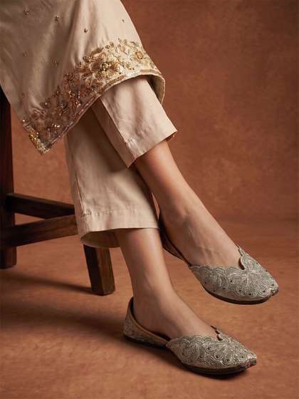 House of Pataudi
                        Women Ethnic Embellished Mojaris Flats