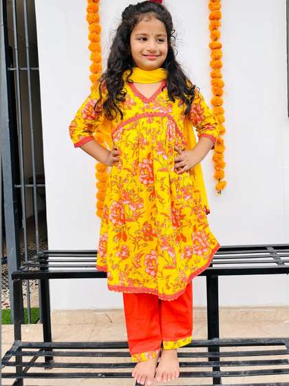 Rangi Saga Girls
                      Floral Printed Regular Pure Cotton Kurta with
                      Trousers & With Dupatta