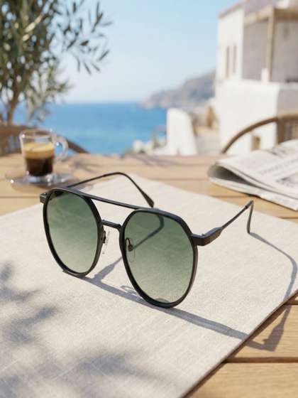 RUGGINE Unisex Black
                    Lens & Black Rectangle Sunglasses with