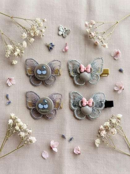 Radhya Accessories Girls
                    Set of 4 Butterfly Alligator Hair Clip