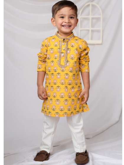 LITTLE COLLARS Boys
                    Ethnic Motifs Printed Regular Gotta Patti Pure
                    Cotton Kurta with Pyjamas