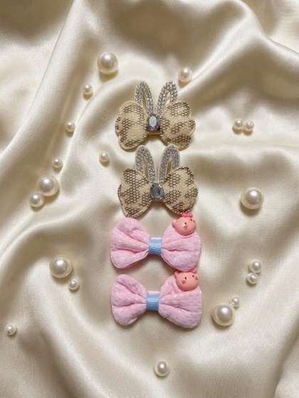 Radhya Accessories Girls
                    Set of 4 Alligator Hair Clip