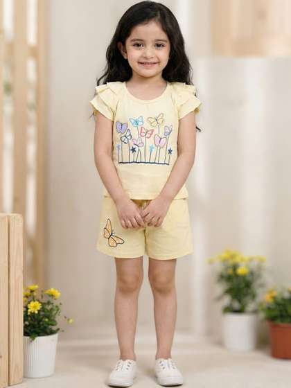 Wonder Klothes Girls
                    Printed T-shirt with Shorts