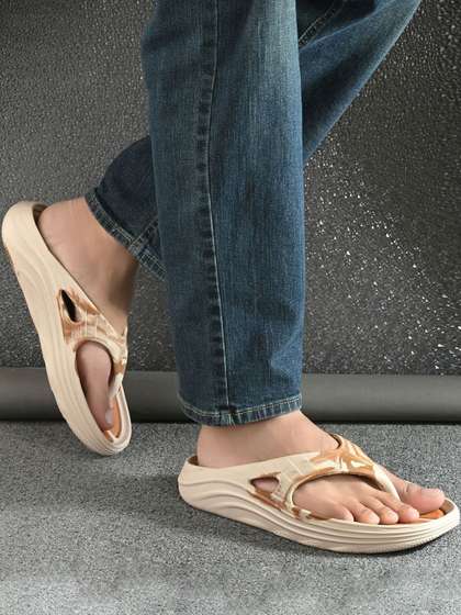 DOCTOR FEEL SOFT Men
                    Printed Thong Flip-Flops
