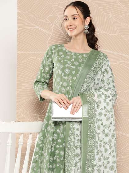 Nayo Women Floral Printed Gotta Patti Pure Cotton Kurta with Trousers & With Dupatta