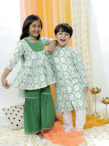 VASTRAMAY Boys Ikat
                    Ethnic Motifs Printed Band Collar Regular Kurta Set