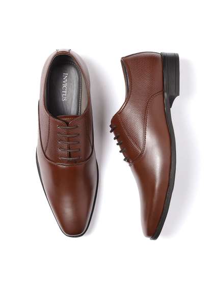 8c3d1c44-1f77-4a07-9e80-73842f34bef21545911287559-INVICTUS-Men-Brown-Textured-Formal-Oxfords-6901545911286502-1.jpg