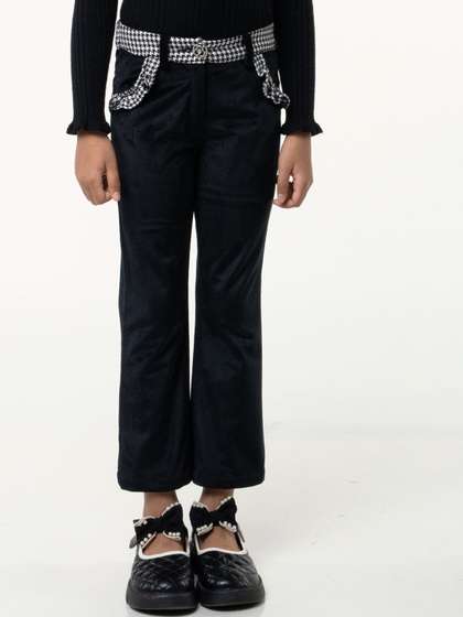 One Friday Girls
                      Classic Mid Rise Cropped Trousers