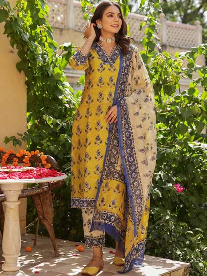 GoSriKi Ethnic Printed V neck Three-Quarter Sleeves Kurta with Trousers & With Dupatta