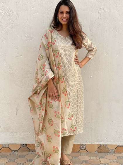 GoSriKi Embroidered Kurta Set