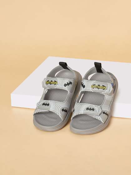 Pantaloons sandals store