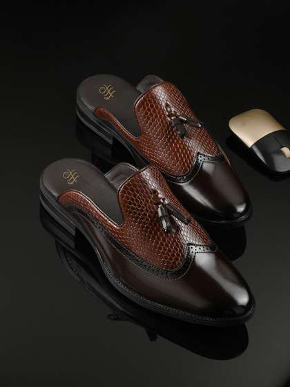 House of Pataudi
                          Men Textured Round Toe Lightweight Mules