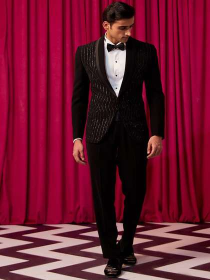 CONTRAST BY PARTH
                        Men Single-Breasted Four-Piece Formal suit
                        Blazer and Trousers