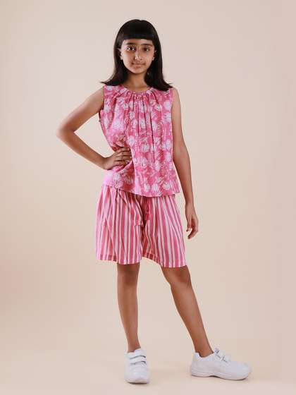 Sangria Girls Floral
                      Printed Pure Cotton Top With Shorts