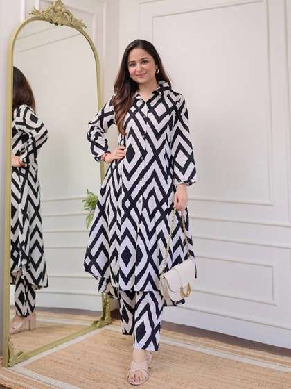 Light Daisy Women Printed Regular Pure Cotton Kurta with Trousers